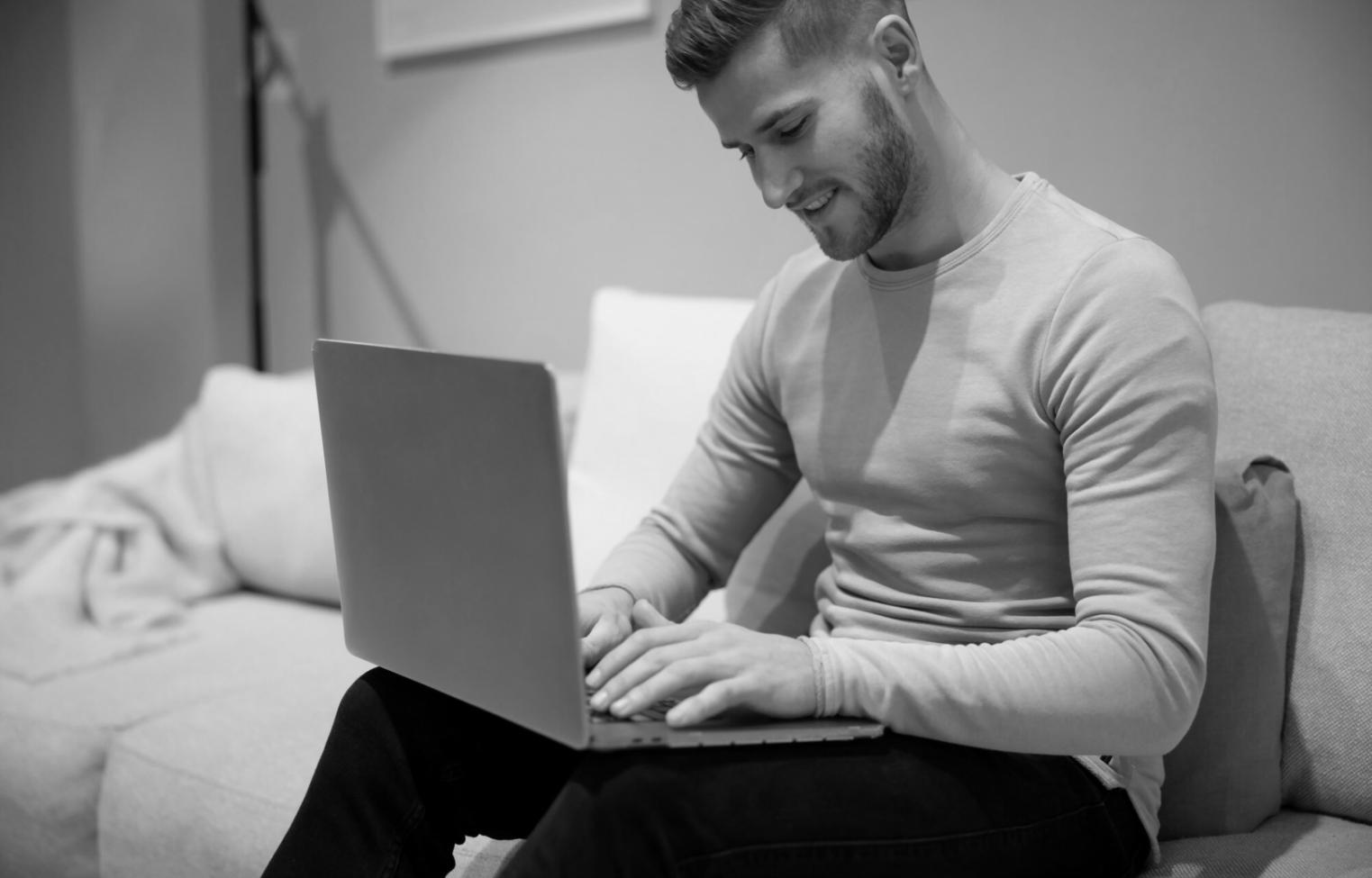 Équipe nrilafnovi travaillant sur des analyses financières collaboratives