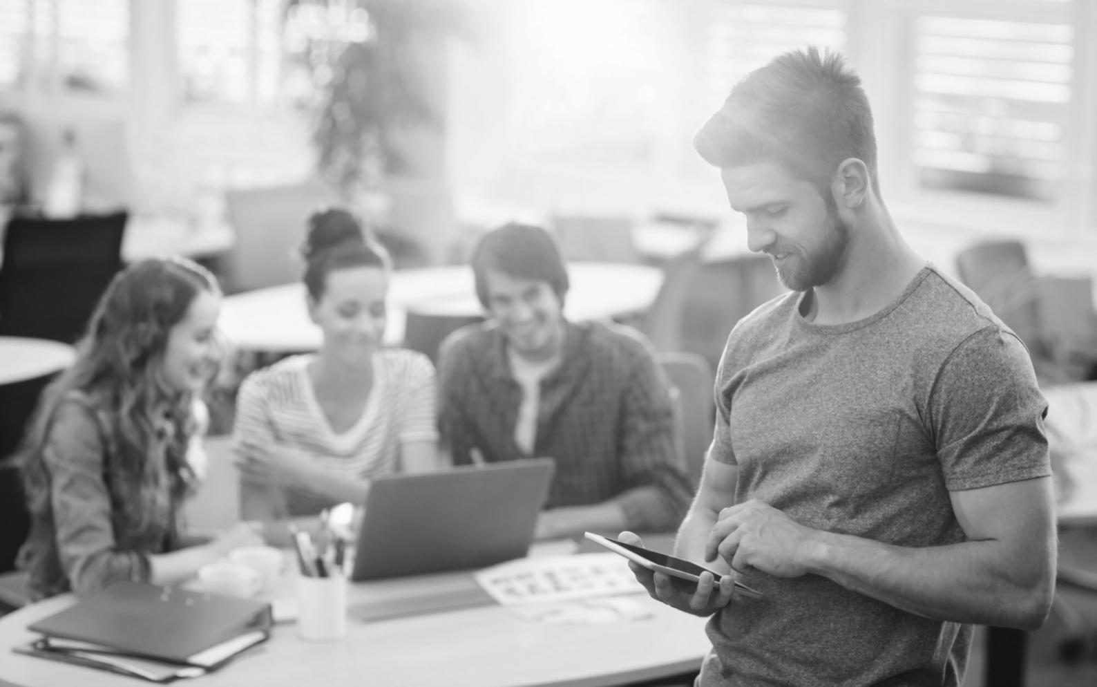 Session de formation financière interactive avec participants engagés