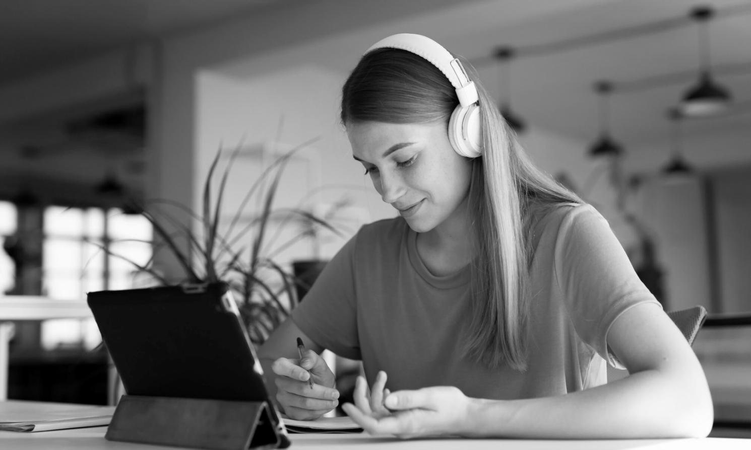 Environnement de travail moderne avec outils de planification financière